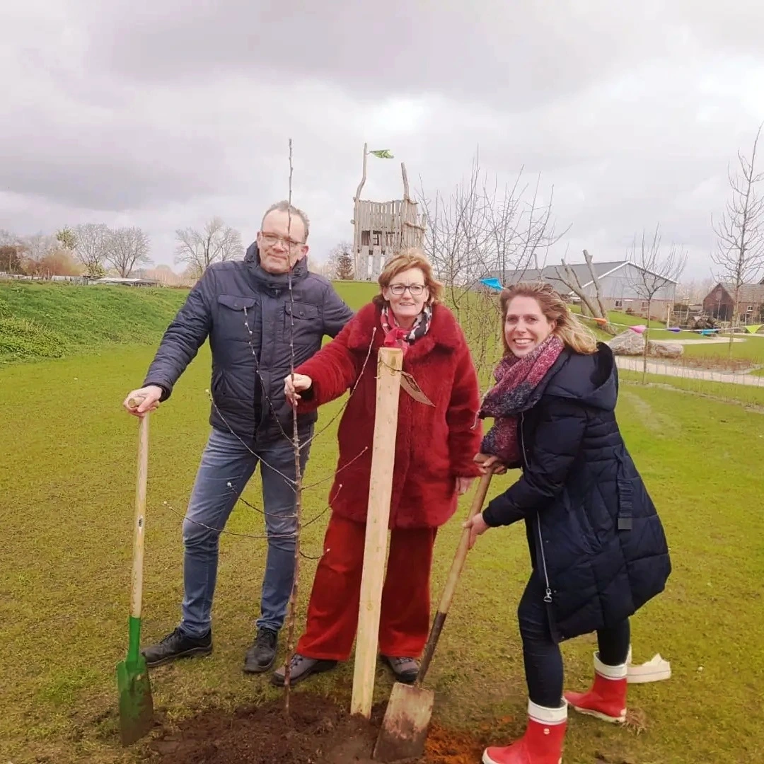 Bomen aanplanten met o.a. Urgenda om de biodiversiteit een handje te helpen.